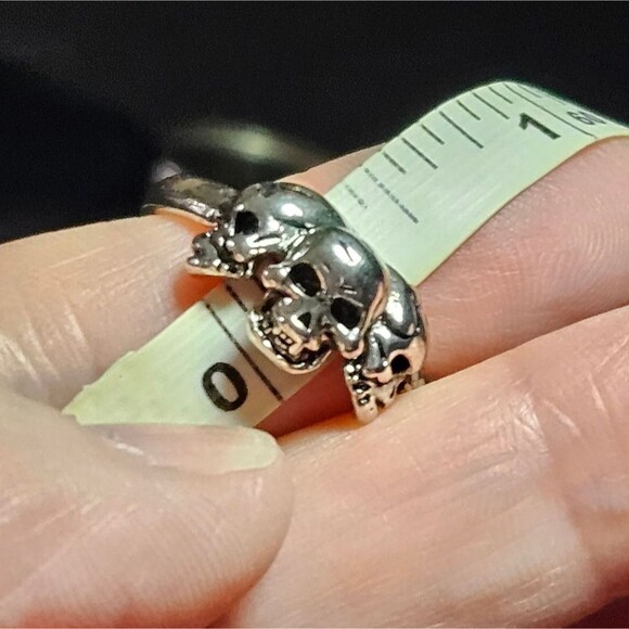 *Sale* 18KRGP three skulls ring - Picture 11 of 11
